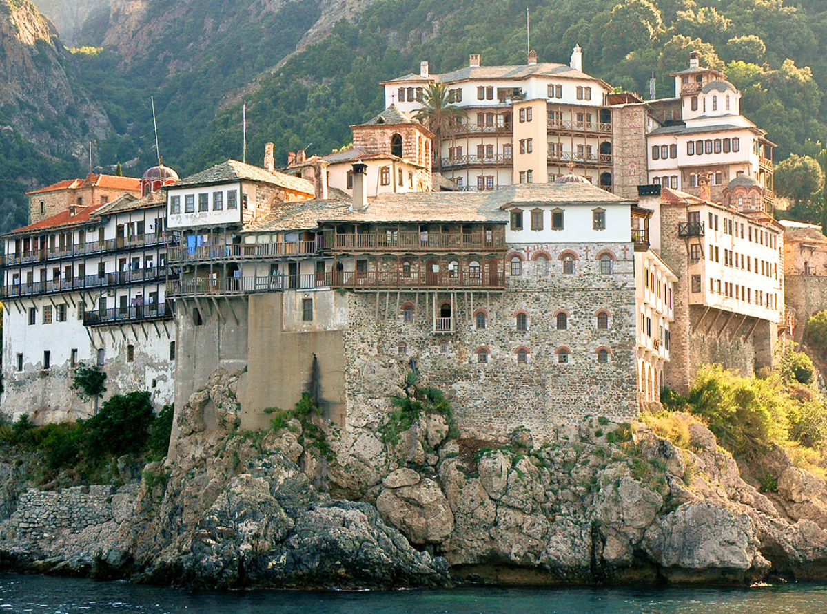 Άγιο Όρος – Μονή Γρηγορίου για γάμο ομοφυλόφιλων: «Ο Χριστός ξανασταυρώνεται στη Βουλή»