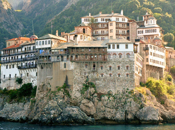 Άγιο Όρος – Μονή Γρηγορίου για γάμο ομοφυλόφιλων: «Ο Χριστός ξανασταυρώνεται στη Βουλή»