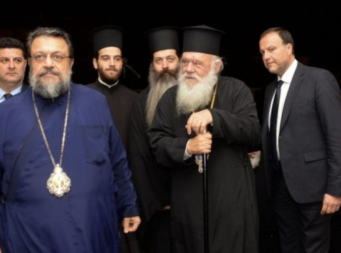 Οργή κλήρου με τους βουλευτές για τους ομοφυλόφιλους – ΝΔ και ΠΑΣΟΚ τρέμουν να πατήσουν στις εκκλησίες, τραγικός ο Ιερώνυμος