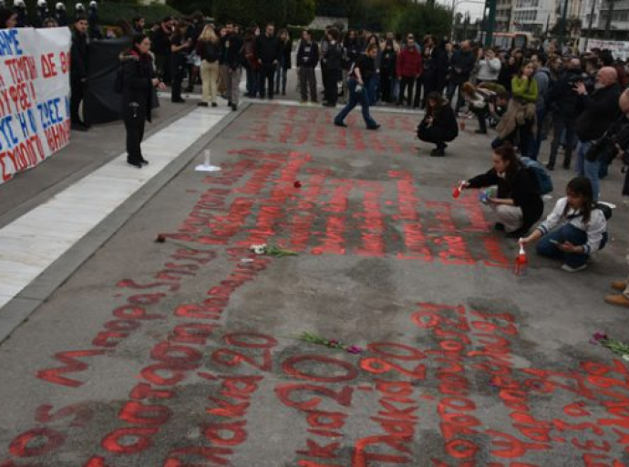 Φοιτητές ξαναέγραψαν στον Άγνωστο Στρατιώτη τα ονόματα των 57 νεκρών στα Τέμπη