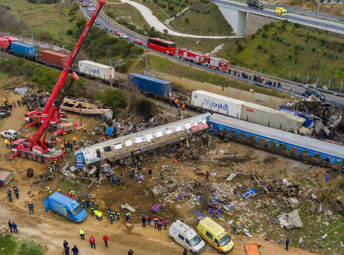 Έκθετο το υπουργείο – Η Πυροσβεστική διαψεύδει τον υφυπουργό Χ.Τριαντόπουλο ότι διέταξε «μπάζωμα» στα Τέμπη