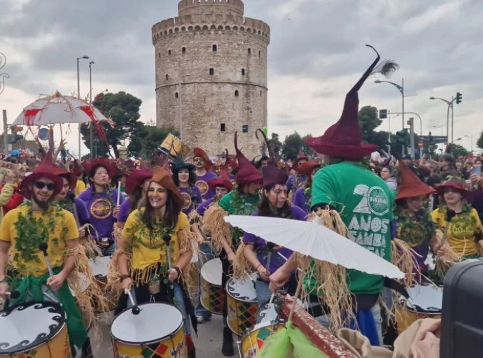 Θεσσαλονίκη: Πλήθος κόσμου ξεχύθηκε στους δρόμους για την καρναβαλική παρέλαση (φωτο)
