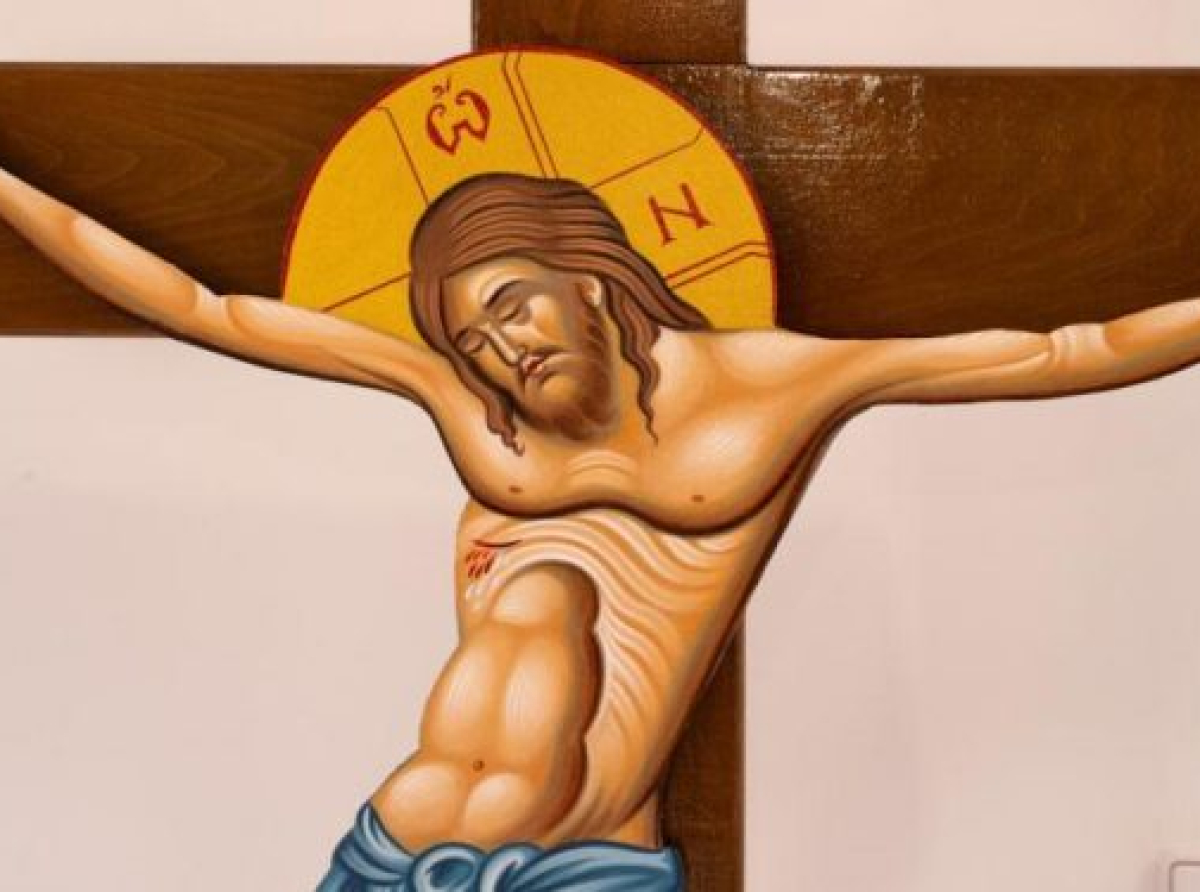 Ο Αιτωλίας και Ακαρνανίας Δαμασκηνός έβγαλε τον Εσταυρωμένο απο τον Ι.Ν. Αγίου Νικολάου Σταμνάς | Στην θέση του μπήκε μια πολυθρόνα