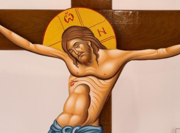 Ο Αιτωλίας και Ακαρνανίας Δαμασκηνός έβγαλε τον Εσταυρωμένο απο τον Ι.Ν. Αγίου Νικολάου Σταμνάς | Στην θέση του μπήκε μια πολυθρόνα