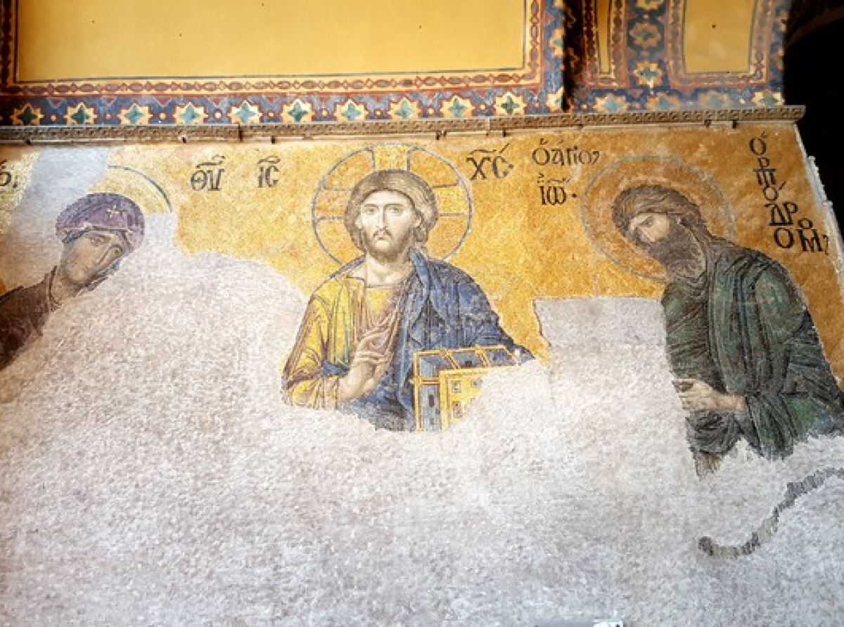 «Εγκεφαλικά» προκάλεσε στους Τούρκους Έλληνας που σήκωσε την ελληνική σημαία στην Αγιά Σοφιά!