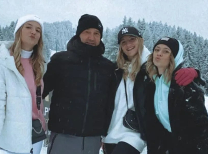 Ο Ν.Πλακιάς έχασε τις κόρες του στα Τέμπη και ρωτά: «Πού βρήκαν τα εκατ. ευρώ εγγύηση για να μην προφυλακιστούν τα στελέχη του ΟΣΕ;»