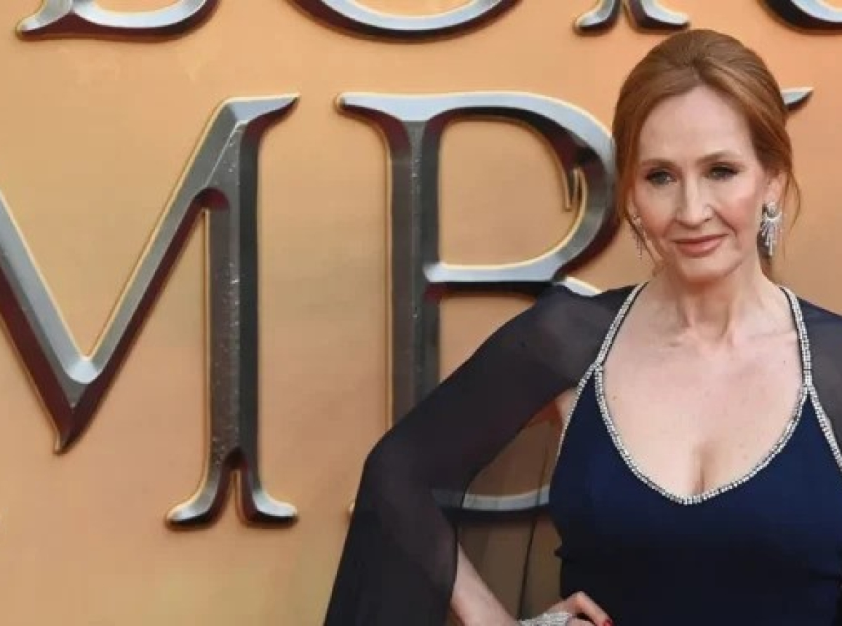 «Συλλάβετέ με»: Η JK Rowling αμφισβητεί τον νέο νόμο της Σκωτίας για υποκίνηση μίσους και προκαλεί την αστυνομία