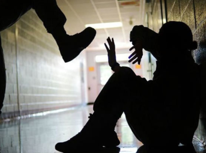 Ηράκλειο: Βίντεο από τον άγριο ξυλοδαρμό 14χρονου σε σχολείο – «Πάτησέ τον παίξ’ του μπουνιές»